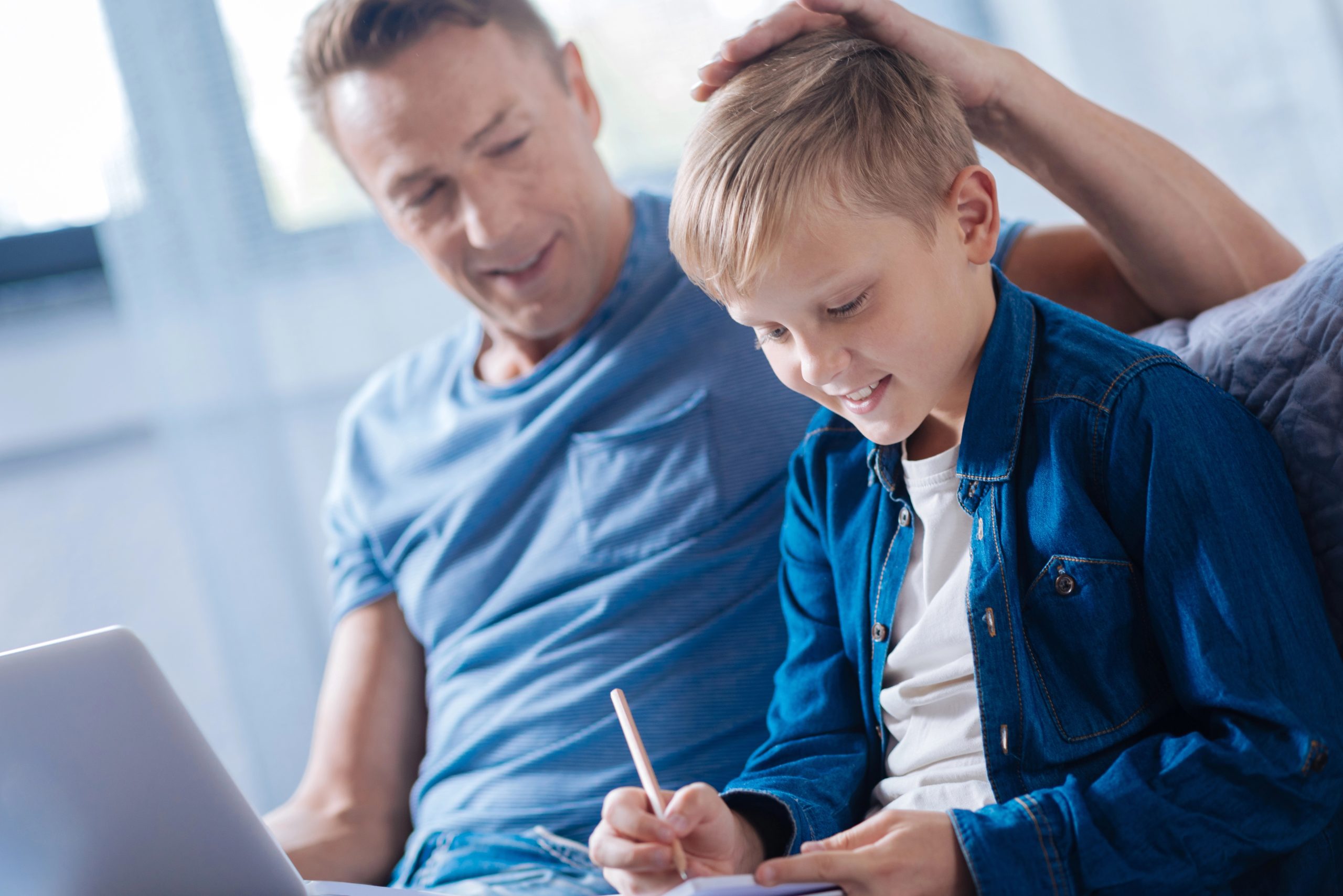 Comment réagir au bulletin de votre enfant avec bienveillance, écoute et engagement